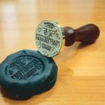 Сургучная печать с выступающими буквами