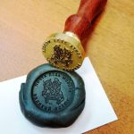 Запечатать сургучом можно с помощью латунной печати