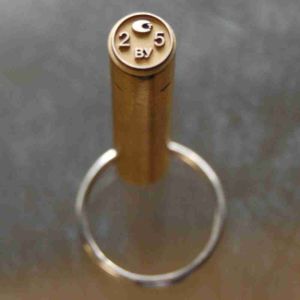 Столбик поверительный изготовлен из латуни