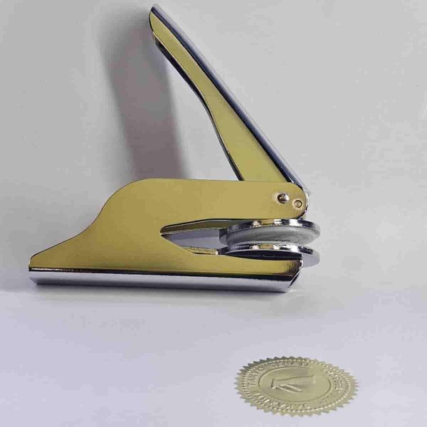 Ручной пресс для бумаги позволяет тиснить логотип